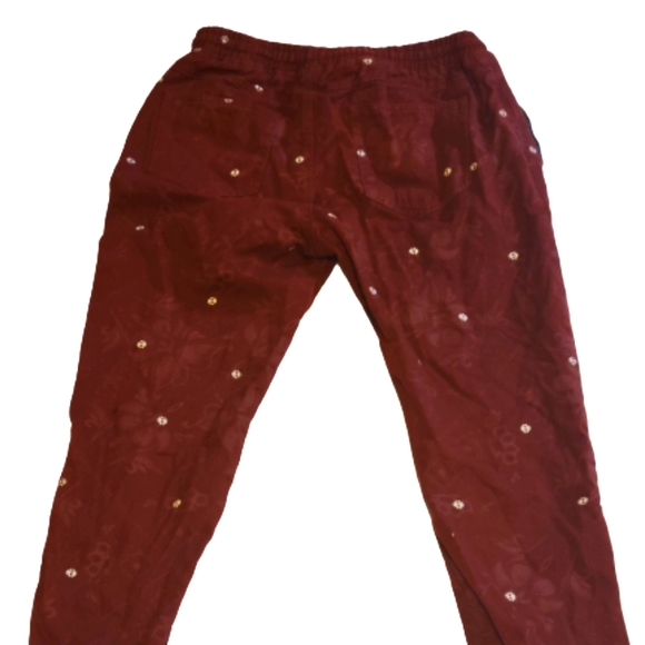 Square zero drawstring pants. Front zipper pockets. Zip ankles. Back pockets. - Picture 2 of 5